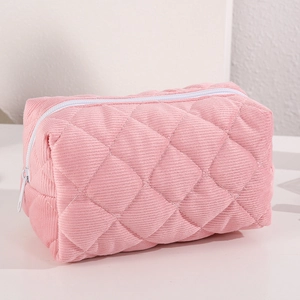 Detailansicht der rosa gesteppten Kosmetiktasche aus Cord mit weichem Rautenmuster und Zipper