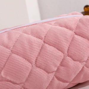Nahaufnahme der rosa gesteppten Cord-Kosmetiktasche mit Textur und Reißverschluss-Detail
