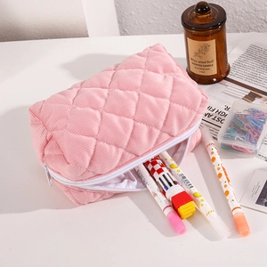Rosa gesteppte Kosmetiktasche aus Cord mit weicher Textur und weißem Reißverschluss