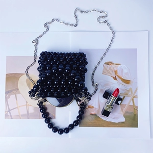 Détail du mini sac à perles noires fait main avec chaîne argentée et perles brillantes