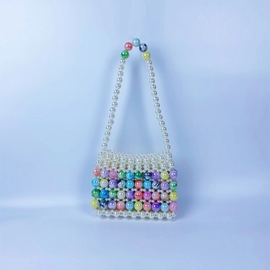 Détail d'un sac à perles colorées tissé à la main avec perles à motif marbré