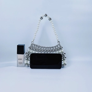 Détail du mini sac cabas perlé montrant la taille compacte avec perles et billes argent