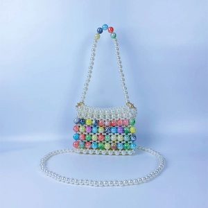 Détail du mini sac de perles colorées à la main avec poignée et chaîne en perles