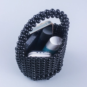 Vue intérieure d'un sac seau en perles noires montrant sa capacité de rangement quotidienne