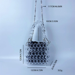 Détails du mini sac en perles transparentes avec chaîne argentée et doublure noire