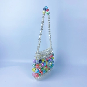 Vue détaillée du sac à main perlé à la main avec perles colorées et fausses perles blanches
