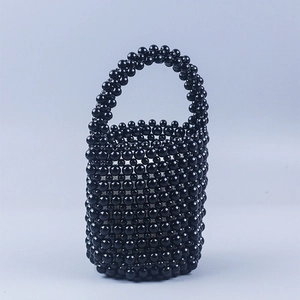 Vue détaillée du sac seau noir perlé à la main avec perles polies et poignée tissée