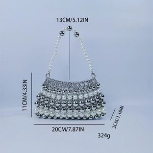 Détail du sac cabas en perles tissées avec dimensions 20cm largeur et 11cm hauteur