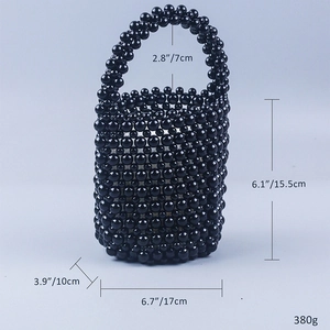 Dimensions détaillées du sac seau perlé noir avec largeur 17cm et hauteur 15,5cm