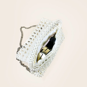 Sac bandoulière en perles blanches de style français avec chaîne montrant l'espace intérieur