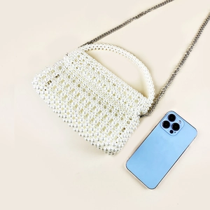 Sac à main élégant en perles blanches fait main avec bandoulière et poignée