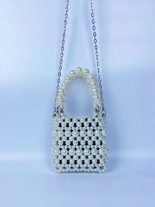 Mini sac à main en perles avec poignée ronde et fine bandoulière en chaîne argentée