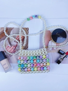 Sac à main fait main en perles avec perles marbrées colorées et longue bandoulière perle