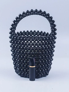 Petit sac seau perlé noir fait main pour femme avec une poignée tissée élégante
