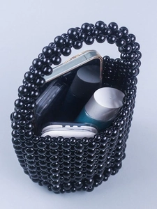 Sac seau perlé noir fait main avec poignées rondes et structure tissée élégante