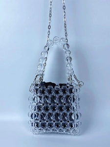 Sac à main artisanal en perles transparentes avec pochette noire et chaîne argent