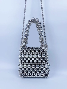 Sac à main minimaliste en perles argentées avec sphères polies et fine bandoulière