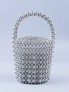 Sac seau chic en perles argentées fait main avec billes métalliques et poignée supérieure
