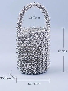 Sac seau en perles argentées avec poignée fixe et design cylindrique en métal tissé