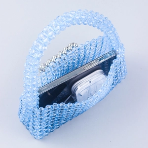 Vue de dessus d'un mini sac en perles bleues montrant l'espace de rangement