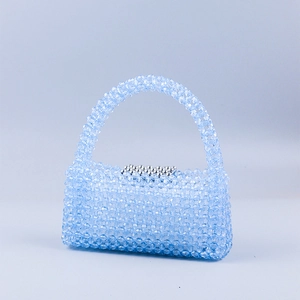 Détail du sac à main bleu clair fait main en perles avec finitions transparentes