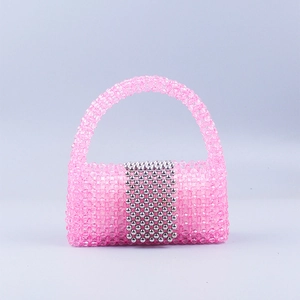 Sac à main perlé rose fait main avec accents argentés et poignée tissée élégante