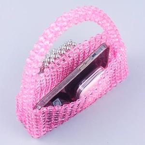 Mini sac à main en perles roses fait main montrant sa capacité de rangement