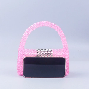 Mini sac perlé rose fait main avec boucle argentée et smartphone pour comparer la taille