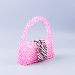 Détail d'un sac carré en perles roses translucides avec rabat argenté fait à la main