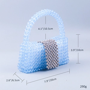 Détail d'un sac à main bleu perlé fait main montrant les dimensions et les mesures