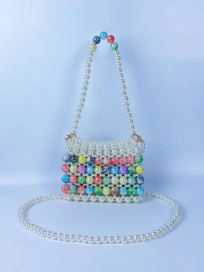 Borsa a mano in perle intrecciate con decorazioni colorate e catena a tracolla oro