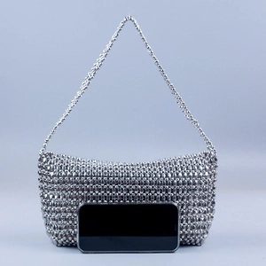 Sac à bandoulière fait main en perles argentées avec téléphone pour comparer la taille