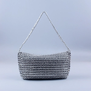 Détail de sac à bandoulière en perles argentées avec des perles à finition métallique