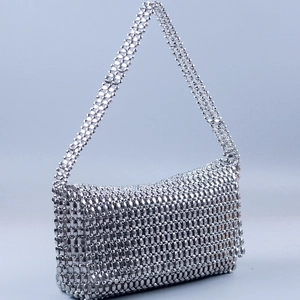 Sac bandoulière tissé à la main en perles métalliques argentées avec fini miroir