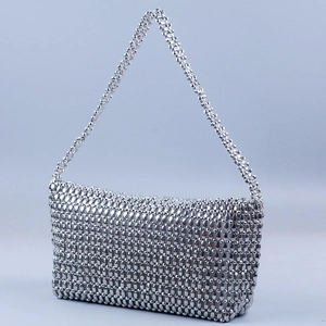 Détail du tissage de perles métalliques argentées et de la texture de ce sac à bandoulière