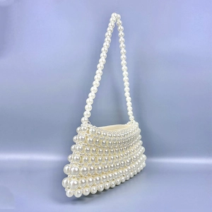 Vue macro d'un sac à bandoulière en perles fait main avec détail de fermeture éclair