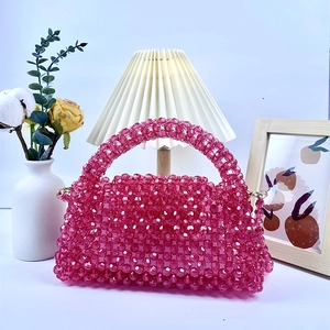 Detalle del bolso de almohada tejido con cuentas rosa con textura de cristal artesanal