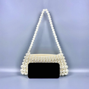 Détail du sac à main en perles avec fermeture éclair et smartphone pour l'échelle