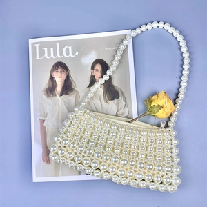 Vue détaillée du sac à bandoulière en perles fait main avec texture tissée sur fond lilas