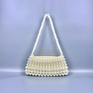 Détail du sac bandoulière perlé fait main avec fermeture éclair et doublure en tissu