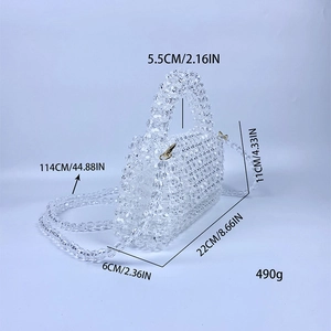 Dimensiones detalladas del bolso de cuentas con 22cm de largo y correa de cadena