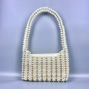 Détail du sac à main fait main orné de perles blanches nacrées et de billes argentées