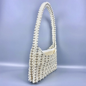 Détail du sac à bandoulière fait main avec perles blanches, billes argentées et doublure