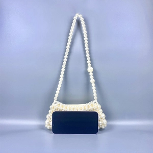 Mini borsa a tracolla in perle bianche con smartphone per riferimento di taglia
