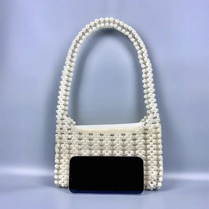 Détail du sac à main en perles fait main avec doublure satin et fermoir argenté