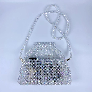 Detalle del bolso de cuentas con acabado aurora y ganchos de metal dorado en la correa