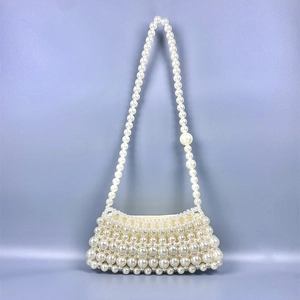 Dettaglio della borsa intrecciata a mano con perle, tracolla e fodera interna in tessuto