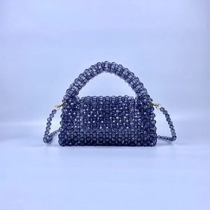 Detalle del bolso acolchado de cuentas tejidas a mano con hebilla de metal dorado y correa