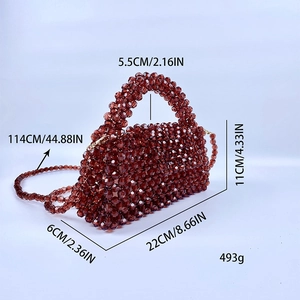 Detalle del bolso de cuentas acrílicas marrones con dimensiones y correa de hombro extraíble