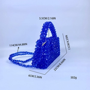 Detalle del bolso de cuentas azul marino que muestra dimensiones exactas y correa de hombro